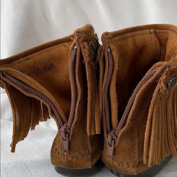Minnetonka Moccasins Hi Top Brown Suede Braid & Fringe - Picture 10 of 11